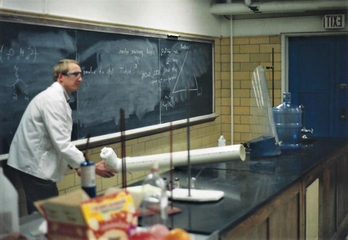 2002 - 2002 -斯特尔-约翰-教室-实验.jpg